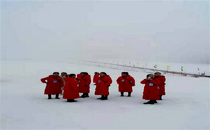 雪地即景---何建民