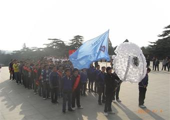 信電學(xué)院志愿者參加淮海戰(zhàn)役紀(jì)念塔清明祭祀活動(dòng)