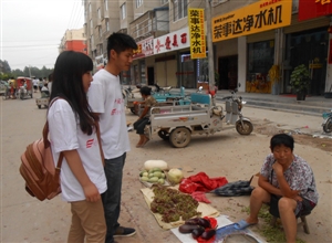 中礦大“同擁中國(guó)夢(mèng)，礦大在行動(dòng)”暑期實(shí)踐團(tuán)深入躍進(jìn)村就物價(jià)問題展開調(diào)查