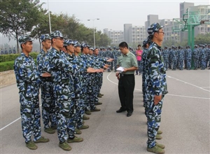 中國(guó)礦大礦業(yè)學(xué)院舉行軍訓(xùn)隊(duì)列會(huì)操表演