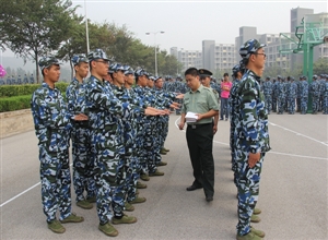 “特殊的軍訓教官”——礦業(yè)學院13級輔導員與新生共軍訓