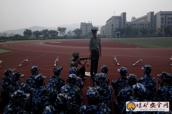 礦業(yè)學(xué)院新生軍訓(xùn)打靶射擊訓(xùn)練火熱進(jìn)行中