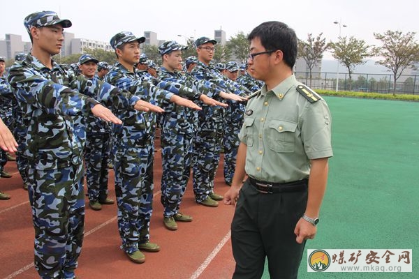 礦業(yè)學(xué)院進(jìn)行軍訓(xùn)儀容儀表檢查