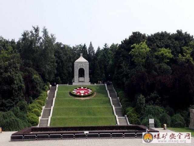 中國礦業(yè)大學力建學院“崢嶸歲月，盛世華章”暑期實踐團瞻仰雨花臺烈士陵園