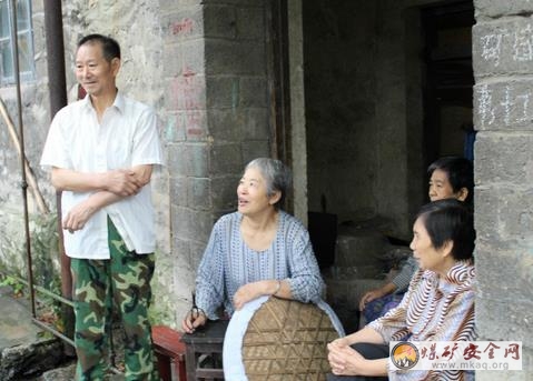 中礦大“礦世崎源”調(diào)研團(tuán)隨川煤十處退休職工了解舊址背景