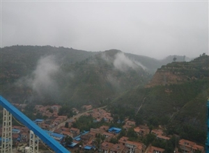 礦山附近的鴨河灣村雨后的景色更加迷人