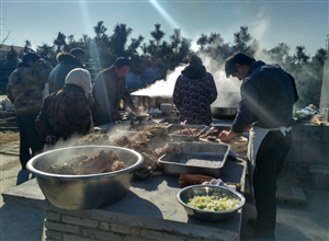 年集上美味飄香的露天羊肉湯 萬(wàn)祖波攝影作品