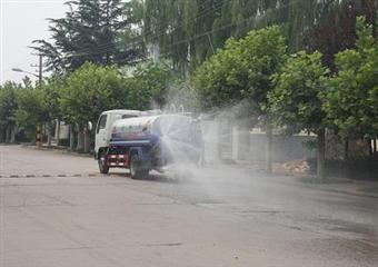 澄合王村社區(qū)灑水車噴灑作業(yè)“送清爽”跑得歡