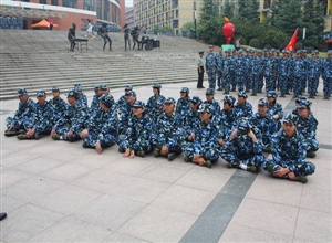 承訓(xùn)教官與中國礦業(yè)大學(xué)管理學(xué)院2013級新生親切交談