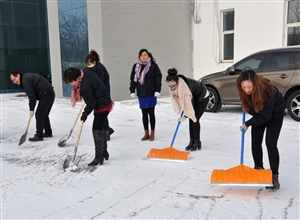 神華寧煤集團(tuán)煤化工分公司公管處掃積雪 除隱患