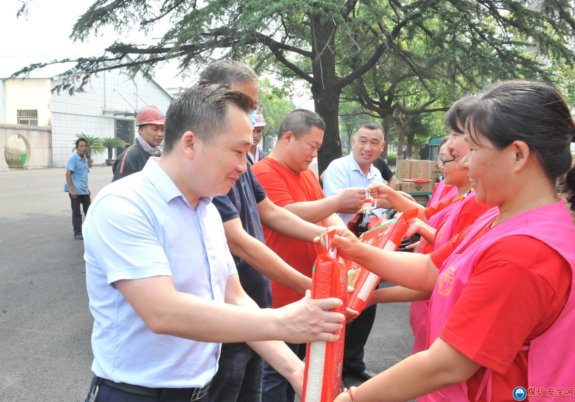 把公司關(guān)愛帶回家—安徽淮北朔石礦業(yè)開展中秋普惠慰問在崗職工活動