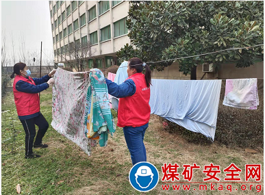 歡歡喜喜做服務(wù)  干干凈凈迎新年 ——山東裕隆礦業(yè)集團(tuán)唐陽煤礦持續(xù)開展義務(wù)理發(fā)、愛心清洗送溫暖活動(dòng)