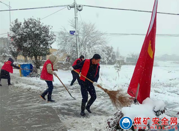 安徽廬江縣郭河鎮(zhèn)：干部群眾齊上陣 掃雪除冰保暢通