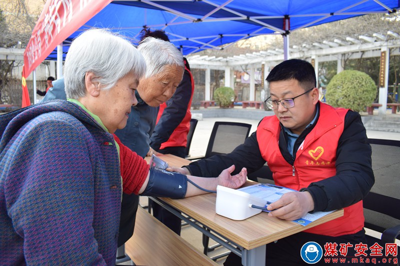 蒲白礦業(yè)技校聯(lián)合團(tuán)委組織開(kāi)展學(xué)雷鋒志愿服活動(dòng)