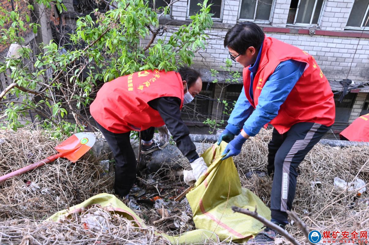 河南能源義煤公司石壕煤礦：“紅馬甲”再出動  清垃圾不含糊