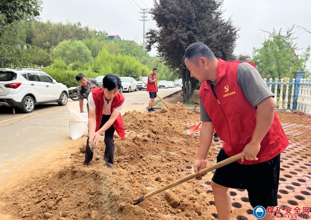 河南能源義煤公司石壕煤礦紅馬甲覆土植綠  干勁十足