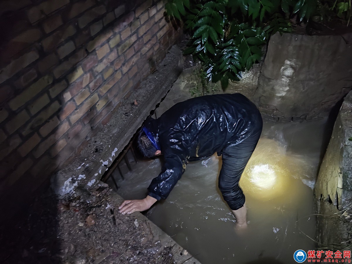 蒲白中心社區(qū)：致敬！雨夜堅(jiān)守的身影