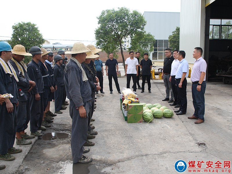 皖北煤電集團(tuán)公司任樓煤礦慰問(wèn)地面高溫車間工作職工