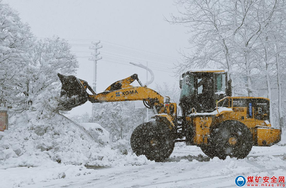 河南能源義煤公司石壕煤礦：降雪不降溫  鏟雪保暢通