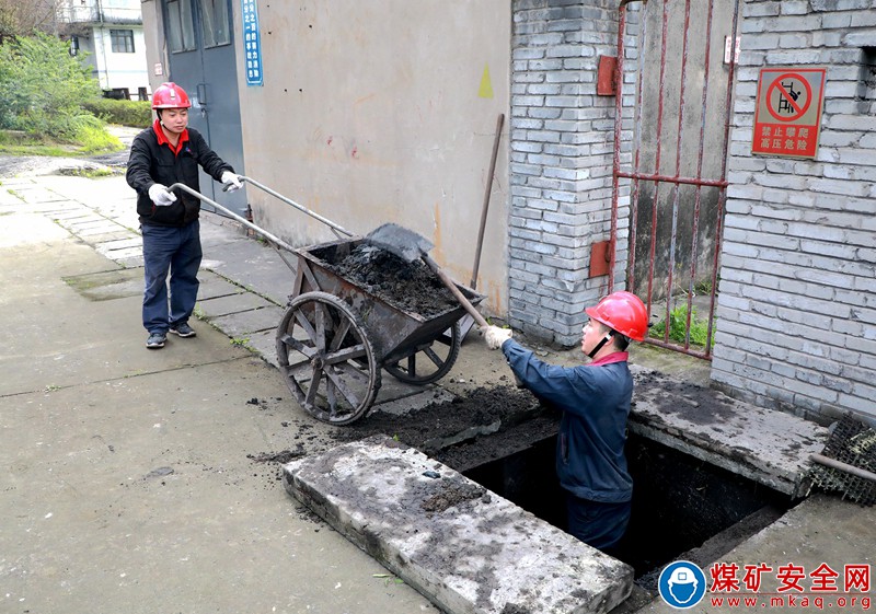 川煤華榮能源渡市選煤發(fā)電廠筑牢雨季“三防”大堤