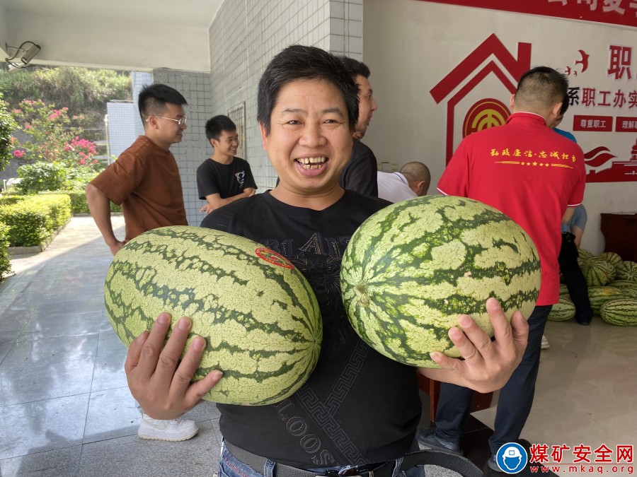 炎炎夏日送清涼絲絲關(guān)懷入心田——觀文煤礦開展夏日送清涼活動