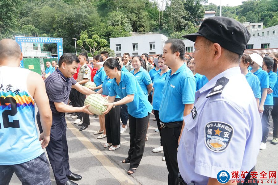 夏送清涼 情暖人心 ---古敘煤田公司到魯班山北礦開展夏季送清涼慰問活動(dòng)