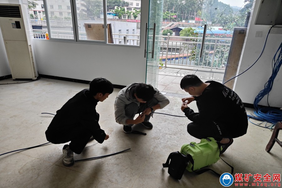 魯班山北礦對信息辦實習(xí)技術(shù)員進行 熔纖機專項實訓(xùn)