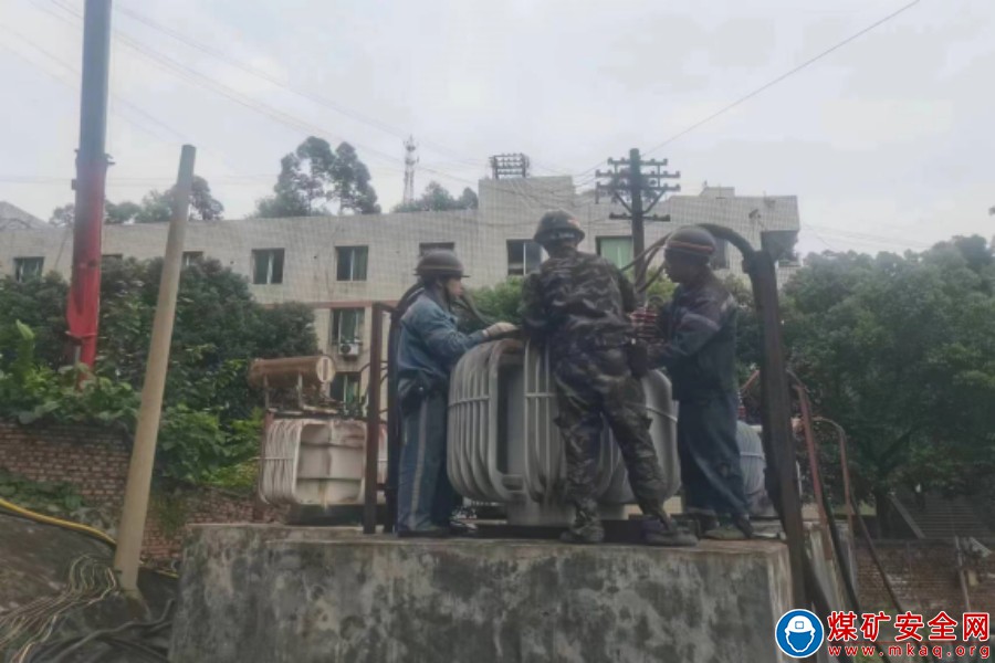 川南煤業(yè)公司魯班山北礦 對污水處理廠變壓器進(jìn)行更換升級