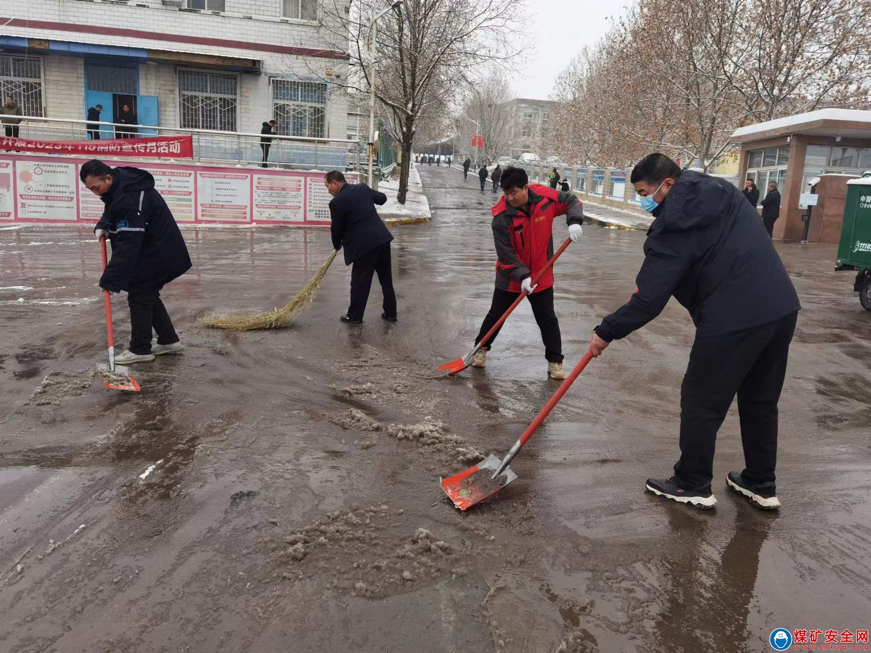 河南能源義煤公司石壕煤礦：驟雪落礦山