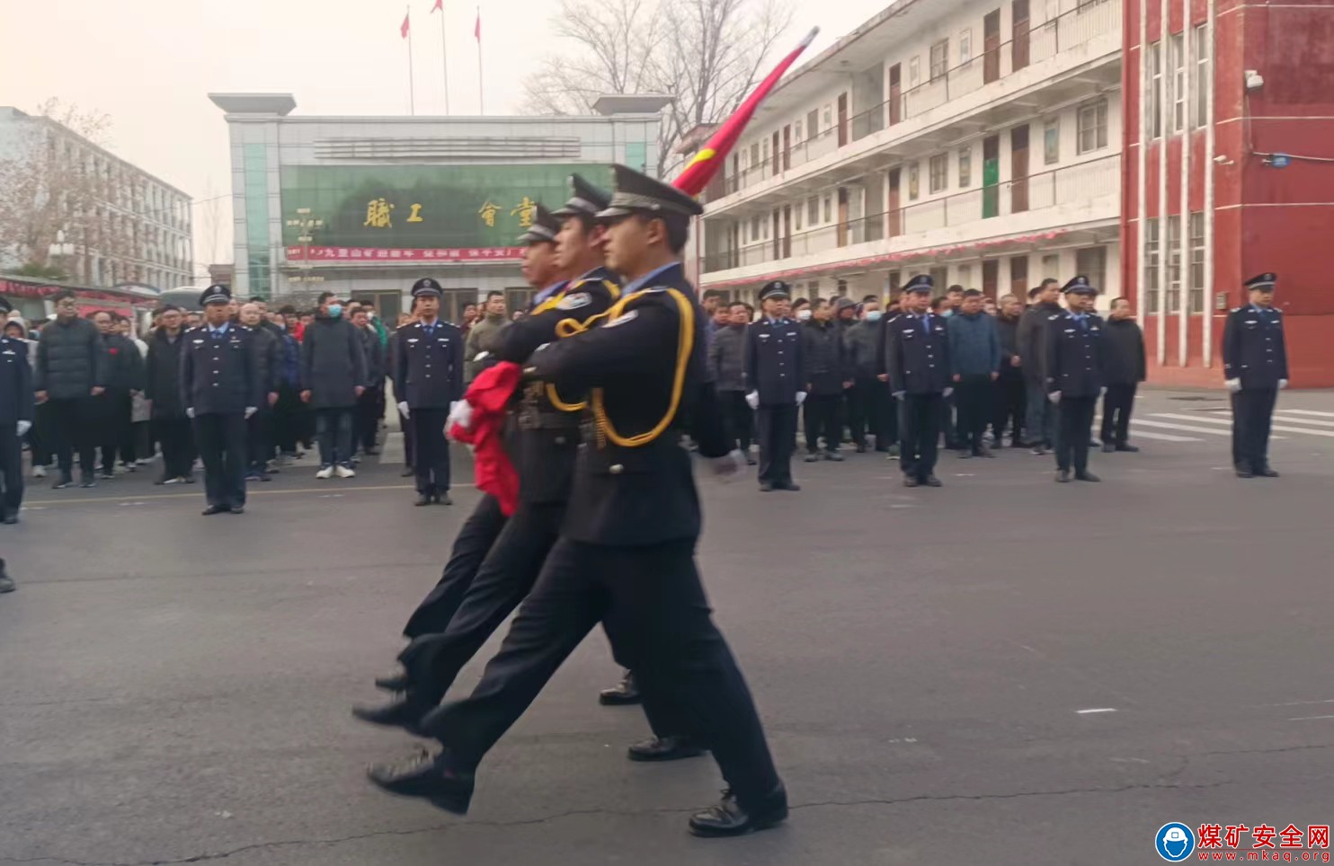 玉兔興盛世  祥龍迎新春        －－焦煤公司九里山礦舉行元旦升國旗活動