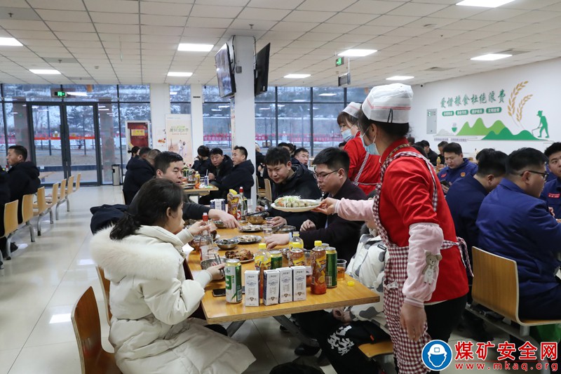 招賢礦業(yè)暖心“年夜飯” 讓礦區(qū)年味更濃