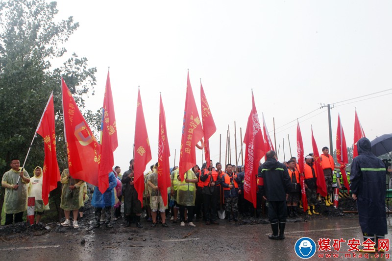 皖北煤電恒源煤礦組織參加濉溪縣防汛搶險(xiǎn)應(yīng)急救援隊(duì)伍實(shí)戰(zhàn)拉動(dòng)演練