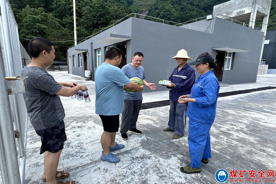 魯班山北礦工會到邊遠山區(qū)開展 “送清涼”活動